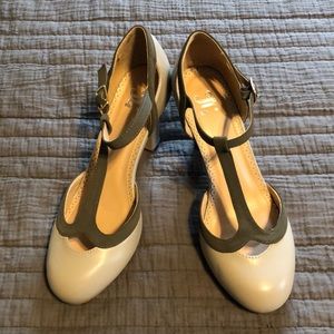 Journee Collection - 7.5 gray Mary Jane heels